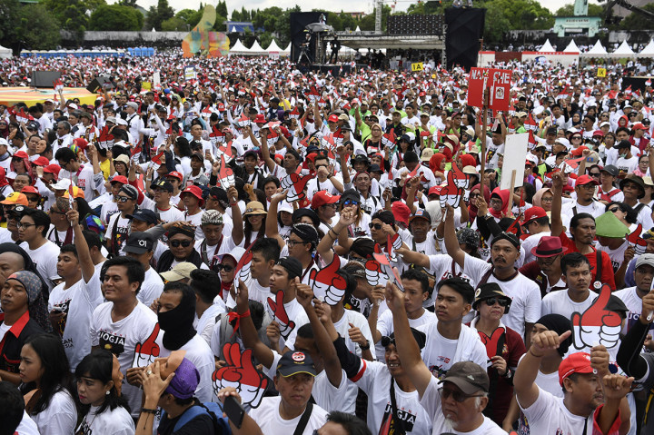 Pendukung Calon Presiden petahana Joko Widodo-Cawapres Maruf Amin menghadiri Deklarasi Alumni Jogja Satukan Indonesia di Stadion Kridosono,Yogyakarta.