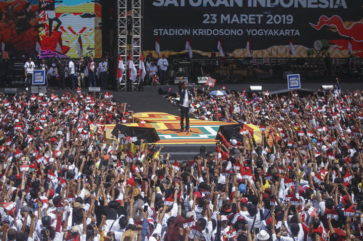 Kehadiran Jokowi disambut meriah massa.
