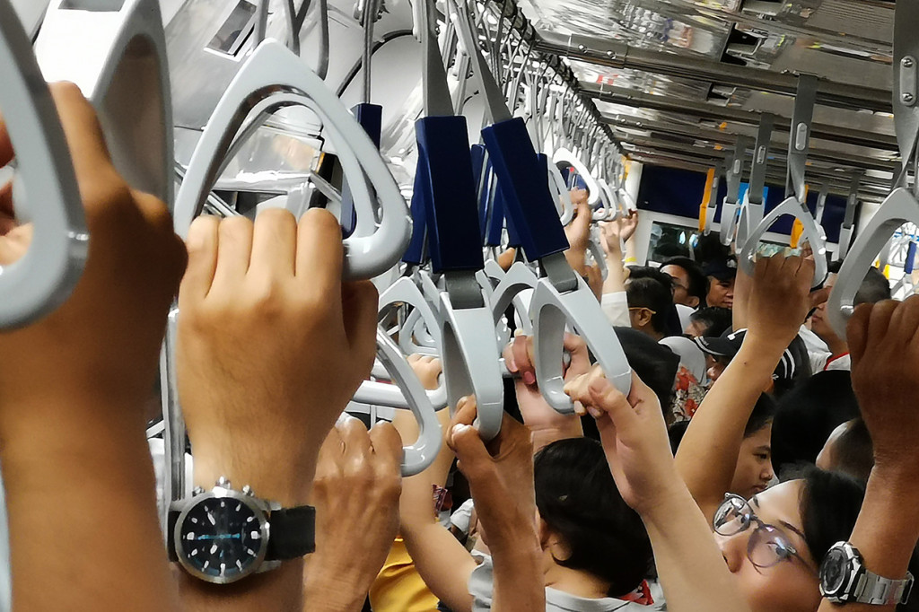 Warga menggunakan MRT (Mass Rapid Transit) pada hari terakhir uji coba publik pengoperasian fase I koridor Lebak Bulus - Bundaran HI di Jakarta.