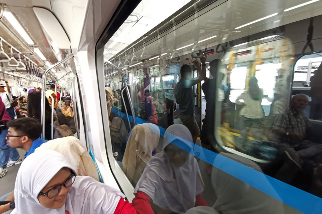 MRT Jakarta akan diresmikan pengoperasiannya oleh Presiden Joko Widodo pada Minggu, 24 Maret 2019. Kendati demikian, PT MRT Jakarta akan kembali memberi perpanjangan waktu bagi masyarakat untuk menaiki MRT tanpa harus membayar tiket sepeser pun alias gratis hingga 31 Maret mendatang.