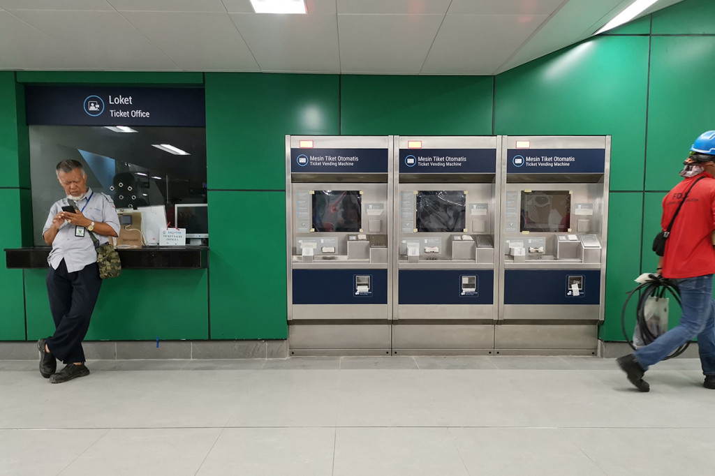 Pada masa operasi komersial gratis tersebut, penumpang perlu membeli tiket perjalanan melalui mesin tiket maupun kantor penjualan yang ada di stasiun. Untuk memudahkan, penumpang bisa menggunakan kartu tiket yang terdiri dari dua pilihan, yaitu single trip atau sekali perjalanan dan multi trip atau perjalanan berkelanjutan.