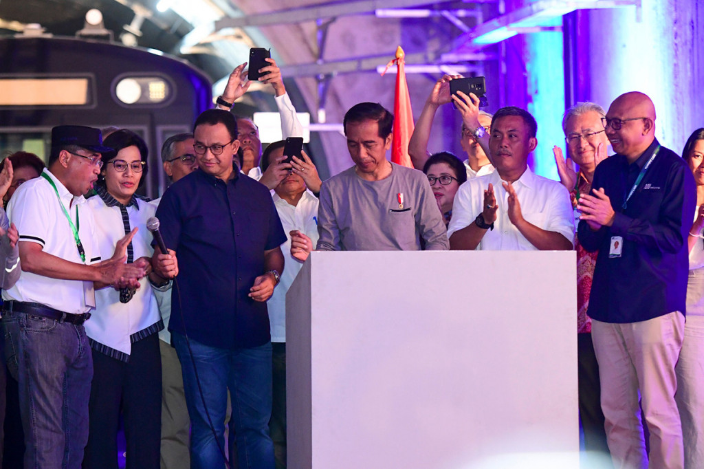 Presiden Joko Widodo (ketiga kanan) disaksikan Menteri Perhubungan Budi Karya Sumadi (kiri), Menteri Keuangan Sri Mulyani (kedua kiri), Gubernur DKI Jakarta Anies Baswedan (ketiga kiri), Ketua DPRD DKI Prasetyo (kedua kanan) dan Direktur Utama MRT Jakarta William Sabandar (kanan) menandatangani prasasti saat meresmikan MRT Jakarta fase I di Stasiun Bundaran HI, Jakarta. Antara Foto/Hafidz Mubarak A
