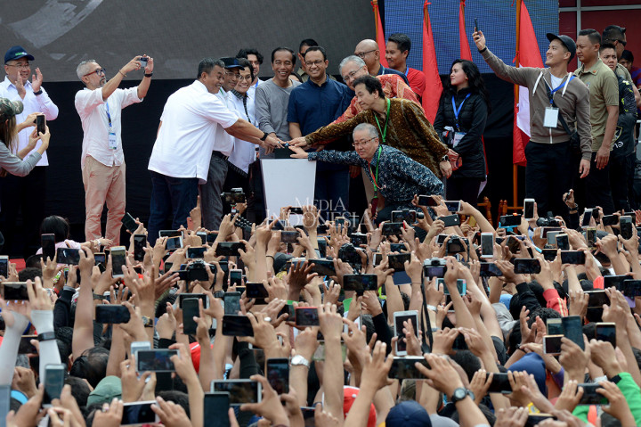 Presiden Joko Widodo (tengah) didampingi Gubernur DKI Jakarta Anies Baswedan, sejumlah menteri dan perwakilan investor jepang menekan tombol dalam peresmian moda raya terpadu fase 1 di Bundara Hotel Indonesia, Jakarta.  MI/Susanto