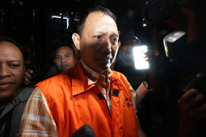 Direktur Teknologi dan Produksi PT Krakatau Steel (Persero) Wisnu Kuncoro mengenakan rompi tahanan seusai menjalani pemeriksaan di Gedung KPK, Jakarta. Ia ditahan bersama dua tersangka lainnya, yakni Presiden Direktur PT Grand Kartech Kenneth Sutardja, dan Alexander Muskitta selaku swasta.