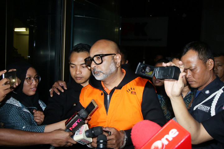 Tersangka kasus dugaan korupsi Alexander Muskitta mengenakan rompi tahanan seusai menjalani pemeriksaan di Gedung KPK. Ketiganya akan menjalani masa penahanan selama 20 hari ke depan untuk kebutuhan penyidikan.