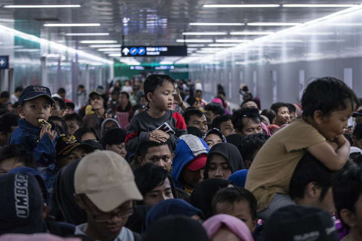 Warga mengantri untuk menaiki kereta MRT di Stasiun MRT Bundaran HI, Jakarta.