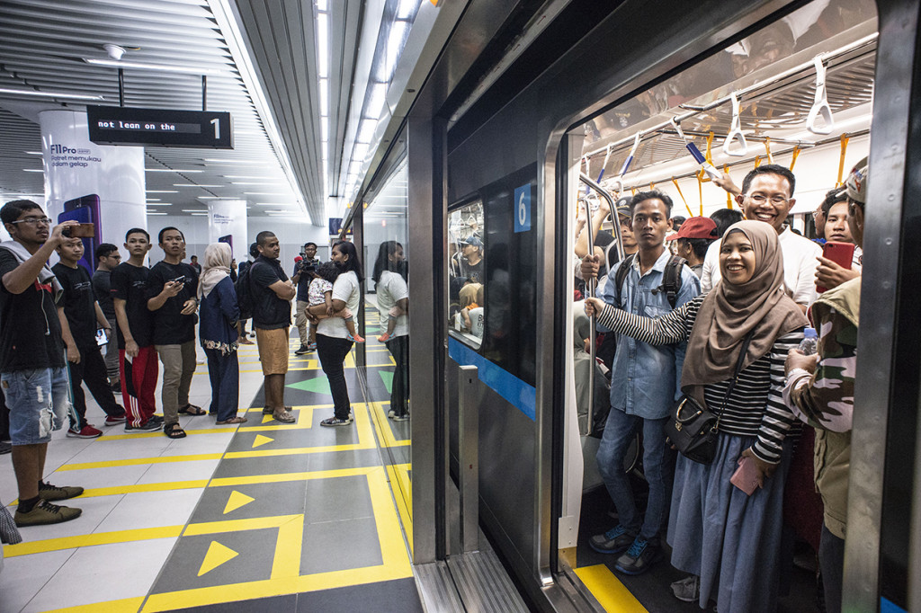 Moda Raya Terpadu (MRT) Jakarta Fase 1 dengan rute Bundaran HI - Lebak Bulus resmi beroperasi sejak diresmikan oleh Presiden Jokowi.