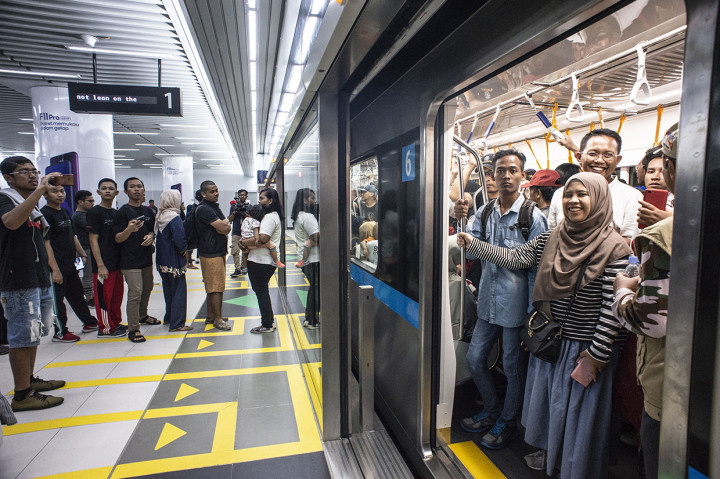 Moda Raya Terpadu (MRT) Jakarta Fase 1 dengan rute Bundaran HI - Lebak Bulus resmi beroperasi sejak diresmikan oleh Presiden Jokowi.