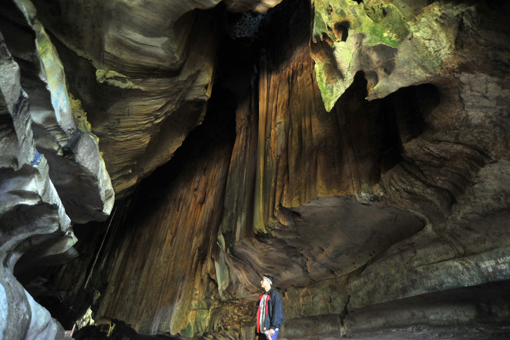 Seorang wisatawan mengunjungi gua batu kapal, di Sangir Balai Janggo, Kab.Solok Selatan, Sumatera Barat.