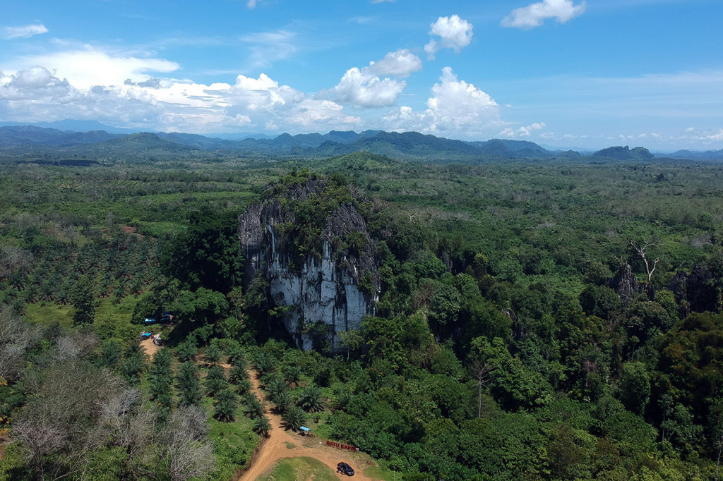 Gua yang berada sekitar 35 kilometer dari pusat kabupaten tersebut merupakan destinasi favorit kabupaten Solok Selatan, namun akses masih terkendala jalan yang belum diaspal karena berada di kawasan kebun sawit masyarakat.