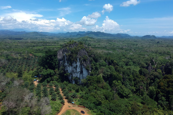 Gua yang berada sekitar 35 kilometer dari pusat kabupaten tersebut merupakan destinasi favorit kabupaten Solok Selatan, namun akses masih terkendala jalan yang belum diaspal karena berada di kawasan kebun sawit masyarakat.