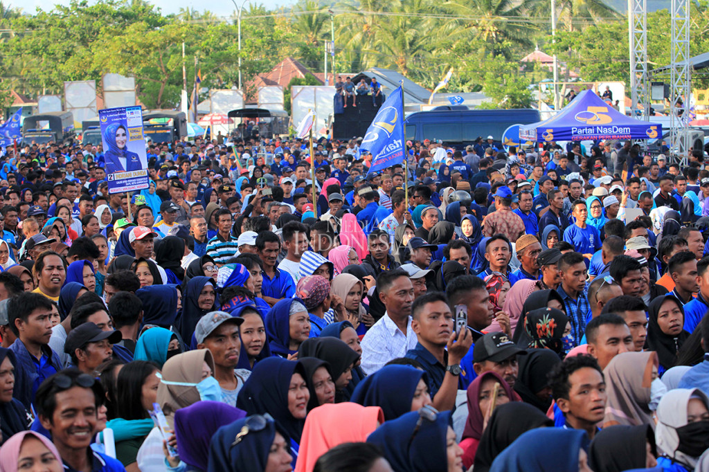 Kader dan simpatisan mengikuti kampanye rapat umum di lapangan Basulapa, Gorontalo.