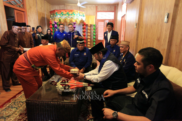 Surya Paloh dan rombongan langsung menuju Rumah Adat Tapa milik keluarga besar Rahmat Gobel. Dia juga akan bertatap muka dengan masyarakat di Lapangan Basulapa, Gorontalo.