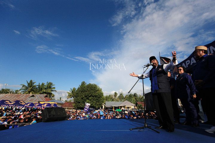 Ketua Umum Partai NasDem Surya Paloh didampingi Menteri Lingkungan Hidup dan Kehutanan Siti Nurbaya juga Ketua DPP sekaligus Caleg DPR dapil Gorontalo Rachmad Gobel beserta sejumlah pengurus lain melakukan kampanye rapat umum di lapangan Basulapa, Gorontalo.