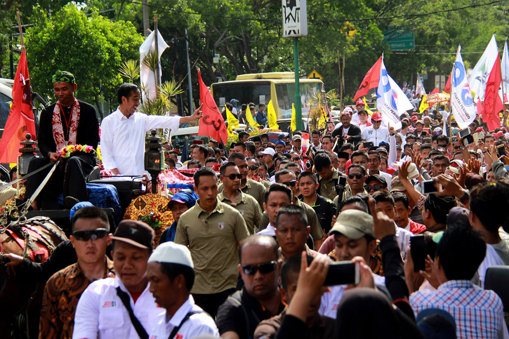 Calon presiden nomor urut 01 Joko Widodo menaiki kereta kuda ke Stadion Maulana Yusuf, Ciceri, Kota Serang, Banten dalam rangka kampanye terbuka perdana.