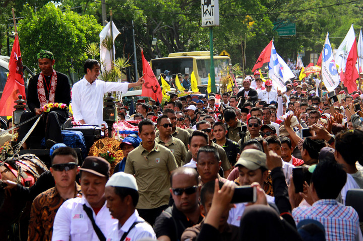 Calon presiden nomor urut 01 Joko Widodo menaiki kereta kuda ke Stadion Maulana Yusuf, Ciceri, Kota Serang, Banten dalam rangka kampanye terbuka perdana.