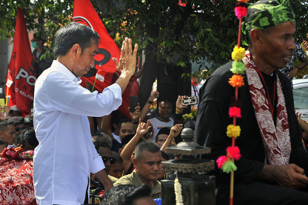 Aksi Jokowi disambut antusias oleh para pendukung. Mereka berkerumun di jalan yang dilalui Jokowi sambil meneriakkan yel-yel.