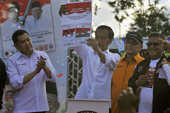 Capres nomor urut 01 Joko Widodo (kedua kiri) didampingi Ketua Umum Partai Perindo Hary Tanoesoedibjo (kiri), Bendahara Partai Hanura Zulnahar Usman (kedua kanan) dan Sekjen PDIP Hasto Kristiyanto (kanan) memperlihatkan contoh surat suara Pilpres 2019 saat Kampanye Terbuka di Stadion Maulana Yusuf, Ciceri, Serang, Banten.
