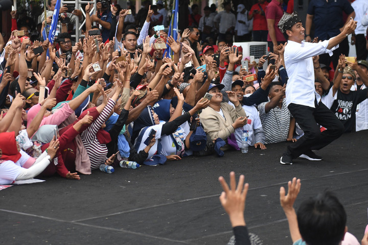 Jokowi kemudian diserbu oleh masyarakat yang ingin mengabadikan momen bersama Jokowi. 