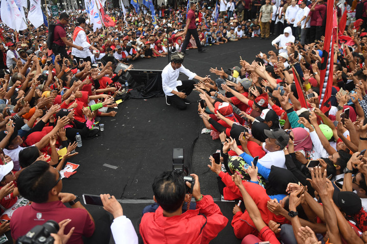 Calon Presiden petahana nomor urut 01 Joko Widodo menyapa pendukung saat kampanye terbuka di Banyuwangi, Jawa Timur.