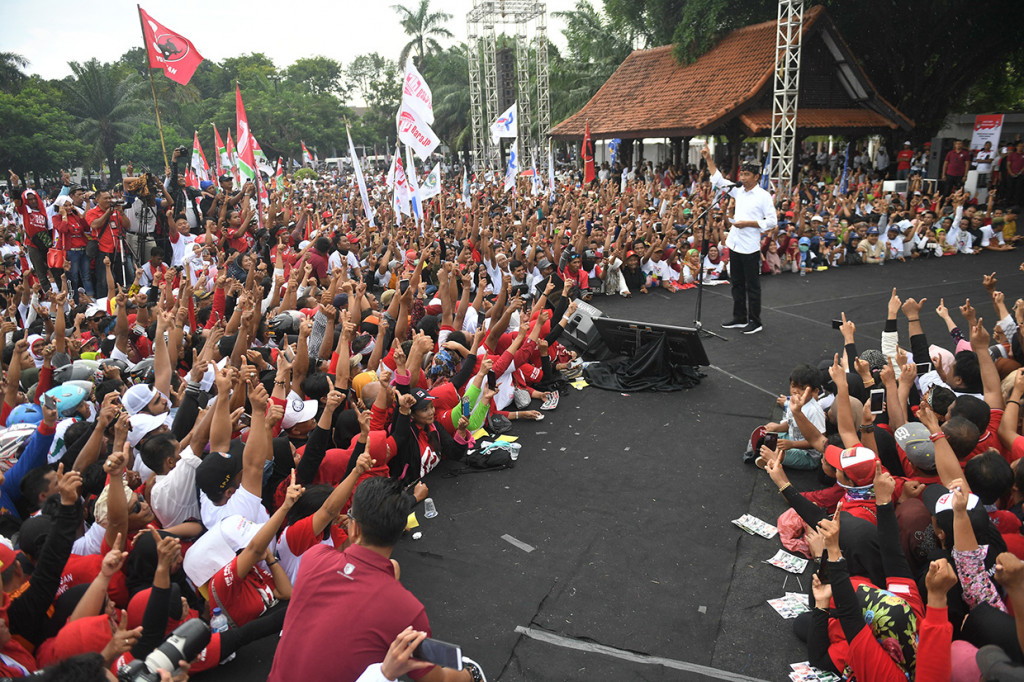 Disana, Jokowi juga bergabung dengan kegiatan komunitas Relawan Pengusaha Muda Nasional Untuk Jokowi Maruf Amin (Repnas) dalam acara Ngopi Jokowi, Ngobrol Inspiratif Bareng Ir. Joko Widodo dalam tema 