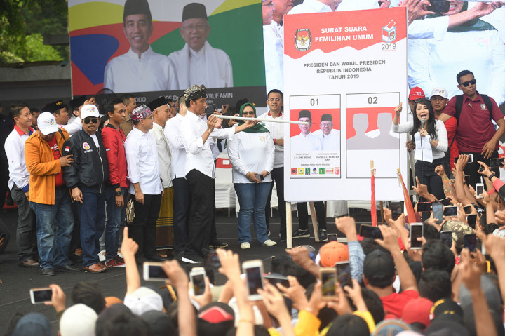 Calon Presiden petahana nomor urut 01 Joko Widodo (tengah) memperagakan cara mencoblos saat kampanye terbuka di Banyuwangi, Jawa Timur.