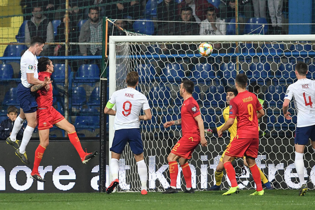 Inggris merespons dengan menyamakan kedudukan pada menit ke-30 lewat sundulan Michael Keane, menyambar tendangan Ross Barkley untuk mengubah skor menjadi 1-1.