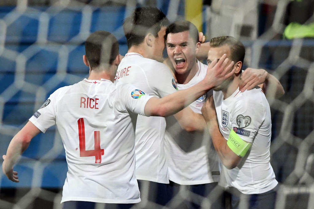 Gol Keane disambut suka cita rekan-rekan setimnya.