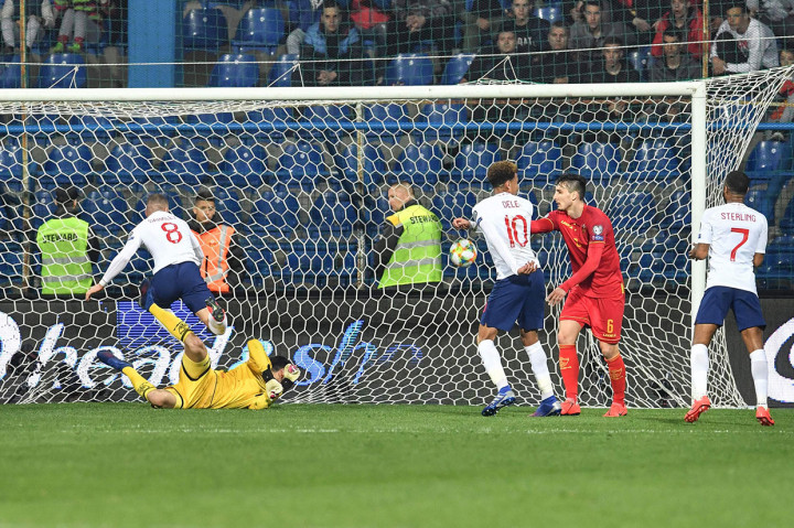 Inggris berbalik unggul lima menit kemudian. Gol berawal dari aksi tusukan Callum Hudson-Odoi di sisi kiri dan melepaskan tembakan ke arah gawang. Bola kemudian dibelokkan oleh Barkley dan masuk ke gawang Montenegro.