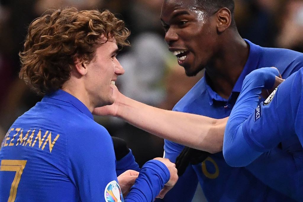 Griezmann melakukan selebrasi bersama rekan-rekan setimnya.