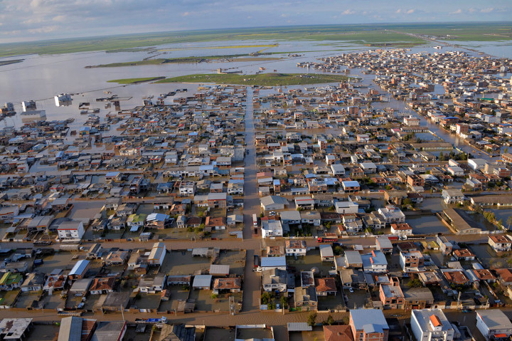 Banjir yang terjadi setelah hujan lebat di banyak tempat di Iran menimpa 56 ribu rakyat yang tinggal di 270 desa dan kota-kota kecil di provinsi-provinsi bagian utara yaitu Mazandaran dan Golestan di sepanjang Laut Kaspia selama beberapa hari terakhir. 