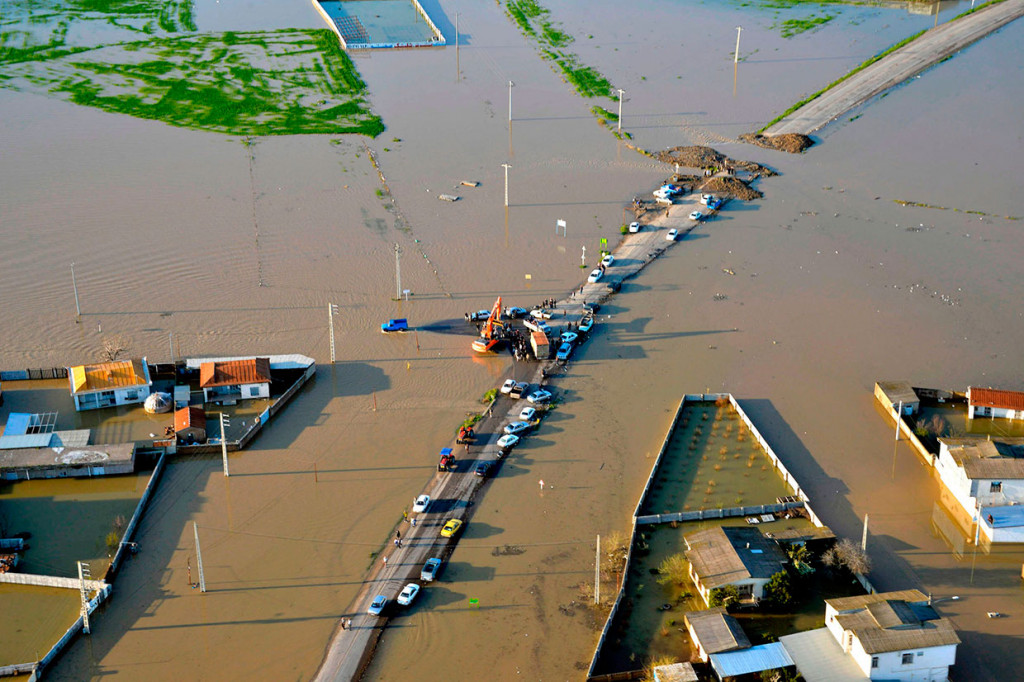 Sekitar 19 orang tewas dan 90 lainnya terluka akibat bencana alam tersebut. 17 orang tewas di Kota Shiraz, satu tews di Provinsi Kermanshah, dan seorang lainnya di Lorestan.