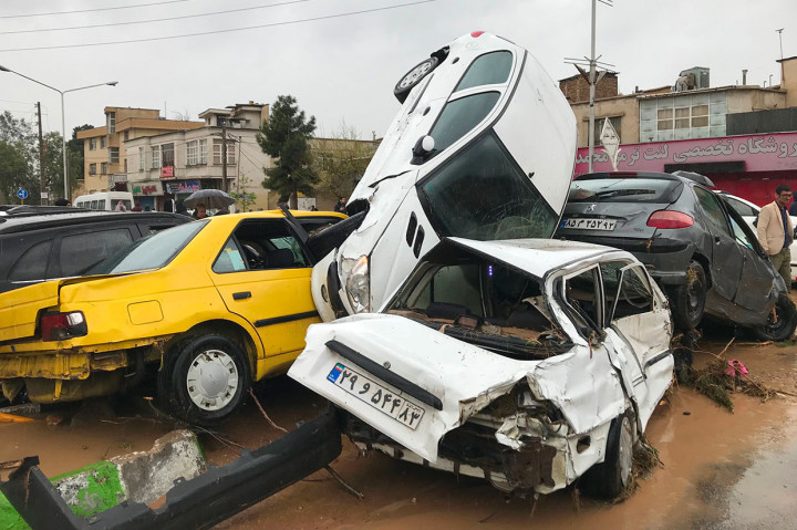 Banyak mereka yang terbunuh di Shiraz adalah wisatawan yang terjebak banjir saat memasuki kota dengan mobil mereka.