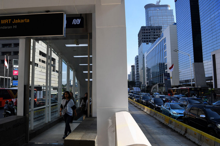 Setelah April, jumlah rangkaian ditingkatkan menjadi 16, dan jam operasional ditambah dari pukul 05.00 sampai 24.00 WIB.