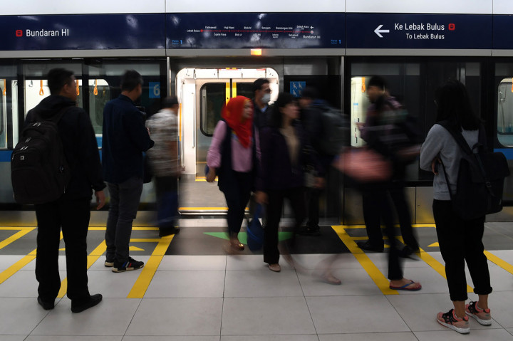 Saat ini sudah ada pembangunan 13 stasiun, dan MRT akan beroperasi dengan delapan rangkaian mulai pukul 05.30 sampai 22.30 WIB selama Maret dan April. 