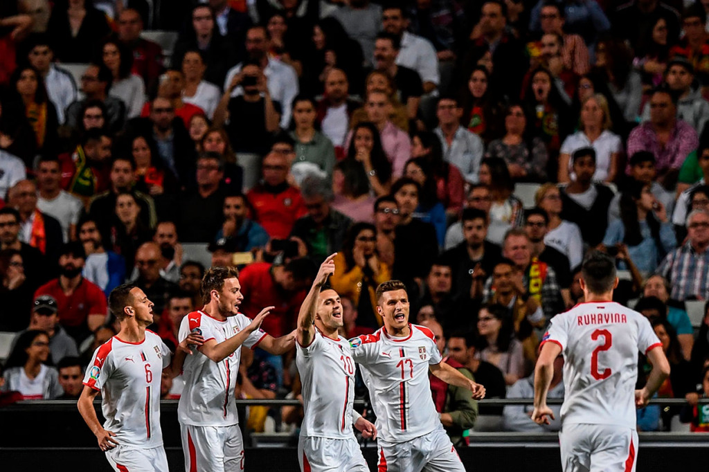 Babak pertama baru berjalan enam menit tuan rumah dihukum tendangan penalti setelah kiper Rui Patricio melanggar Mijat Gacinovic. Dusan Tadic menjalankan tugasnya sebagai eksekutor sukses menjebol gawang Patricio.