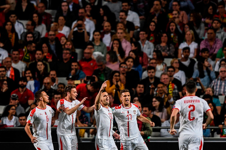 Babak pertama baru berjalan enam menit tuan rumah dihukum tendangan penalti setelah kiper Rui Patricio melanggar Mijat Gacinovic. Dusan Tadic menjalankan tugasnya sebagai eksekutor sukses menjebol gawang Patricio.