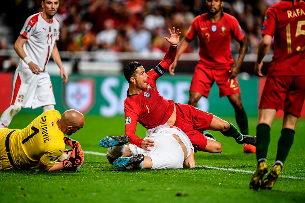 Portugal berusaha membalas, dan Cristiano Ronaldo yang merangsek ke kotak penalti Serbia dan terjatuh setelah terlibat kontak dengan Nikola Milenkovic.