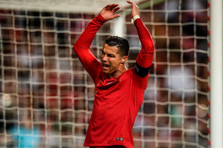 CR7 kecewa setelah wasit tidak menunjuk titik putih atas pelanggaran Milenkovic terhadap dirinya.