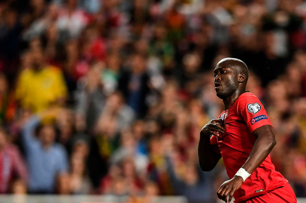 Tuan rumah akhirnya berhasil menyamakan kedudukan pada menit ke-42 lewat Danilo Pereira. Kedudukan 1-1 bertahan hingga jeda.