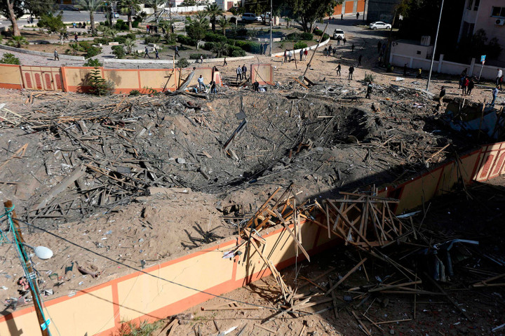 Kantor pimpinan Hamas di Kota Gaza hancur dan meninggalkan lubang cukup dalam setelah menjadi target serangan udara Israel, Senin, 25 Maret 2019.