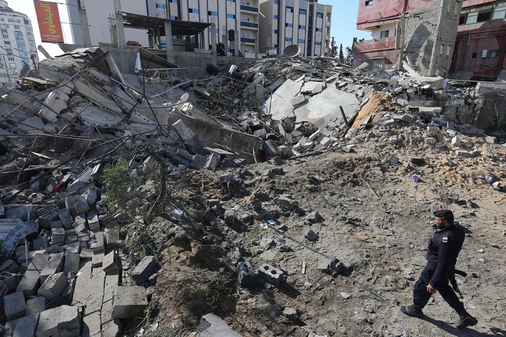 Serangan sebagai tanggapan atas serangan roket dari Palestina yang menghantam sebuah rumah di Tel Aviv, Senin, 25 Maret 2019, tersebut juga mengakibatkan kerusakan di beberapa bangunan di Kota Gaza.