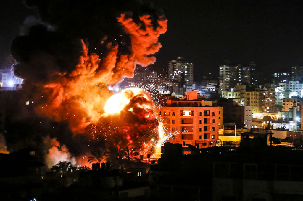 Beberapa pesawat tempur Israel memborbardir bagian tengah Kota Gaza, Senin, 25 Maret, malam.