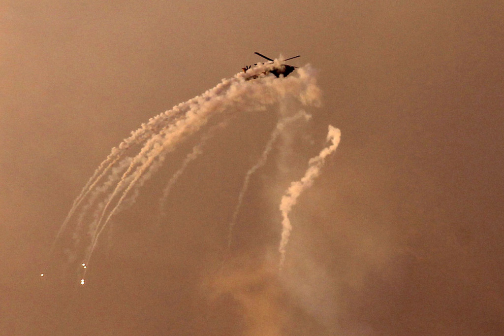 Sebuah helikopter Israel menembakkan rudal di atas Jalur Gaza.
