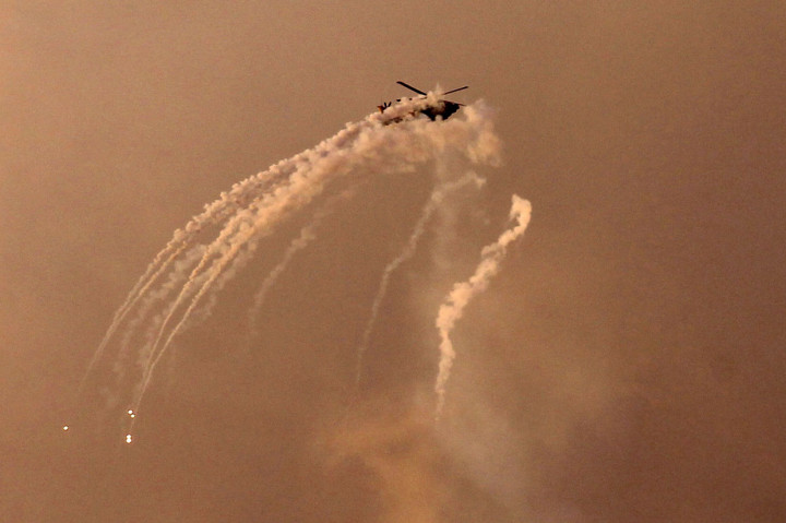 Sebuah helikopter Israel menembakkan rudal di atas Jalur Gaza.