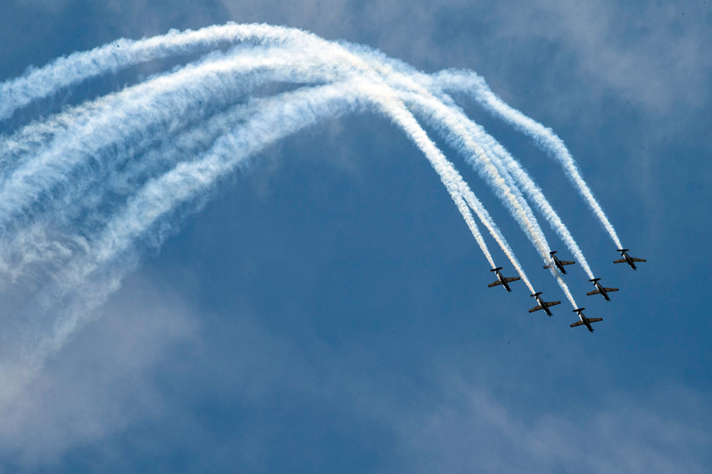 Pesawat tim Aerobatik Jupiter melakukan manuver di udara saat Langkawi International Maritime and Aerospace (LIMA) 2019 di Langkawi, Malaysia, Selasa, 26 Maret 2019. 