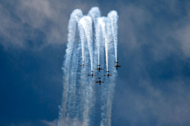 Tim Aerobatik Jupiters mempertontonkan kepiawaian menari di angkasa kepada masyarakat internasional di Langkawi.