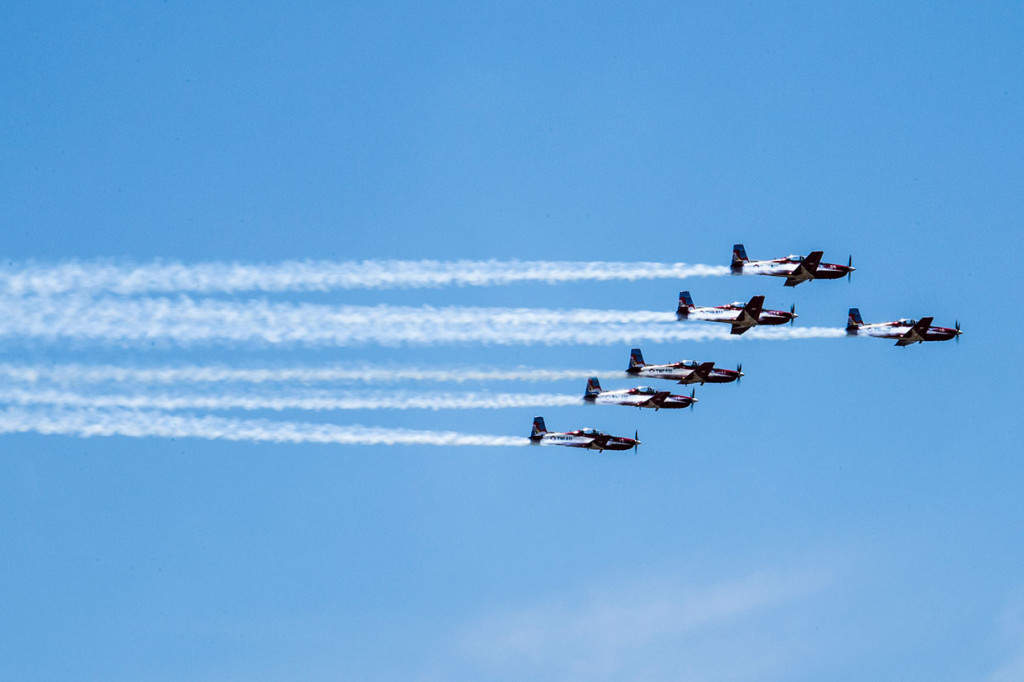 Tim Jupiter menampilkan beberapa formasi yang membuat decak kagum penonton.