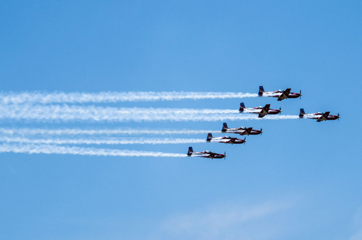 Tim Jupiter menampilkan beberapa formasi yang membuat decak kagum penonton.