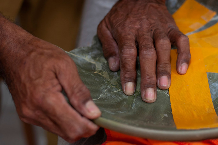 Petugas berusaha menyatukan kembali keramik peninggalan kuno yang pecah di Museum Sulawesi Tengah, Palu, Selasa, 26 Maret 2019. 